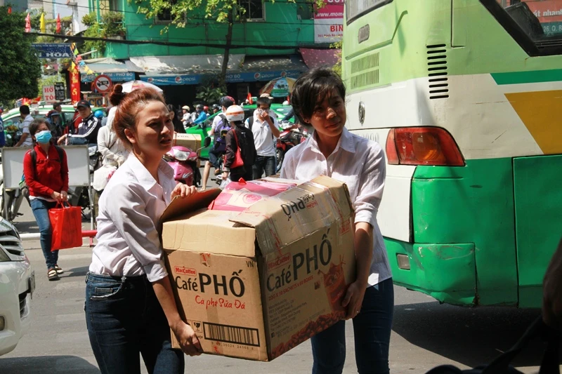 Người ở Sài Gòn tay xách nách mang về quê ăn Tết ảnh 10